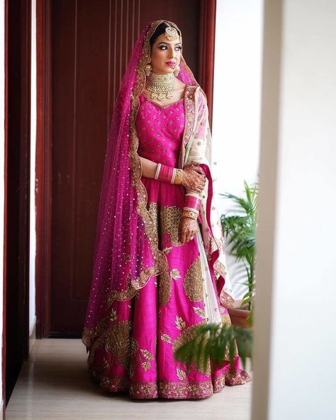 Bride Pink Lehenga, Sikh Bride, Gold Lehenga, Bridal Jewellery Inspiration, Bridal Lehenga Designs, Punjabi Bride, Pink Lehenga, Bridal Lehengas, Desi Clothes