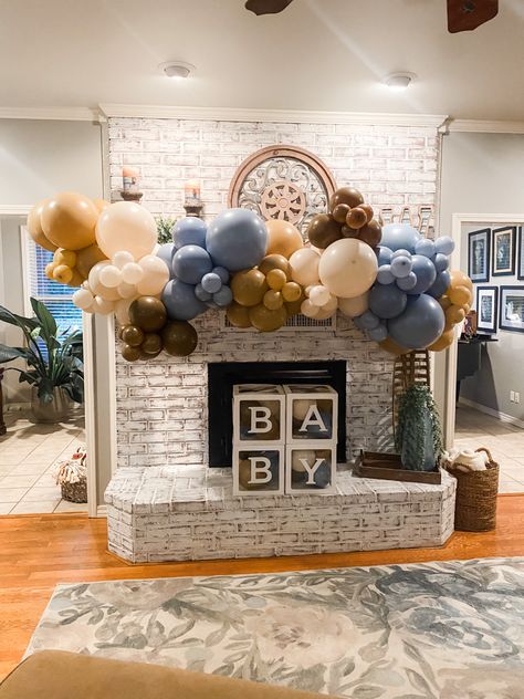 Balloons On Mantle, Baby Shower Fireplace Decor, Small Baby Shower Ideas At Home, Small Baby Shower Ideas, Baby Shower Clothes, Diy Balloon Decorations, Diy Balloon, Simple Baby Shower, Baby Shower Backdrop