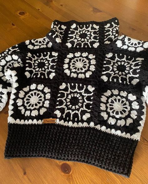 Crochet Granny Square Turtleneck Sweater Tiny Skeleton, Crochet Jumper, Mode Crochet, Crochet Design Pattern, Crochet Coat, Crochet Fashion Patterns, Spooky Ghost, Crochet Square Patterns, Crochet Jacket