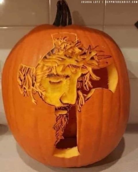 Winter Diy Crafts, Creative Pumpkin Carving, Pumpkin Carving Designs, Pumpkin Carving Ideas, Face Carving, Carved Pumpkin, Creative Pumpkins, All Saints Day, Halloween Pumpkins Carvings