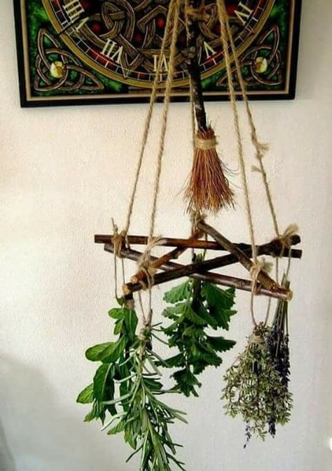 A pentagram that lets you hang herbs to dry. Perfect for smudge sticks too. How To Make A Besom, Wicca Diy, Funky Crafts, Kitchen Witchcraft, Kule Ting, Wiccan Crafts, Wiccan Decor, Pagan Crafts, Magia Das Ervas