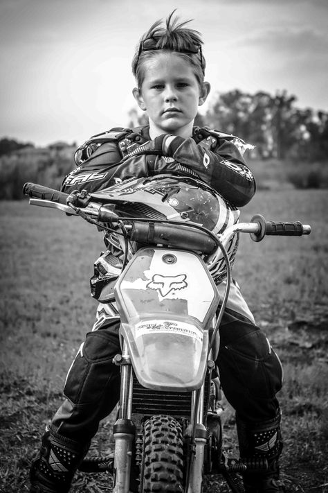 Serious helmet rest #motocross #bike portrait Dirt Bike Bedroom Ideas Boys, Dirt Bike Photography, Dirt Bike Bedroom, Bike Portrait, Dirt Bike Couple, Pink Dirt Bike, Dirt Bike Tattoo, Dirt Bike Room, Motocross Photography