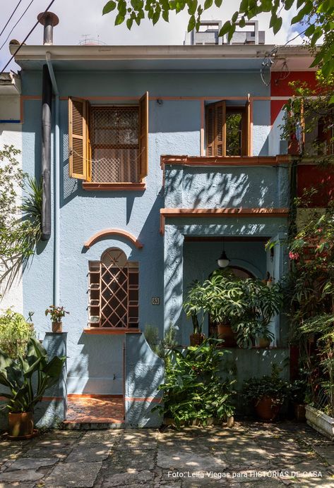 Spanish Apartment Exterior, Small Vintage House Exterior, Tiny Home Exterior Colors, New Mexico Homes Exterior, Small Spanish House Exterior, Color House Exterior Ideas, Vintage House Outside, Cute Small House Exterior, Small Apartment Exterior