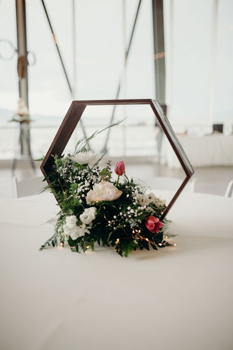 Hexagon Centerpiece, Decor Engagement, Hexagon Wedding, Wood Hexagon, Picture Stand, Diy Money, Diy Wedding Favors, Wedding Table Centerpieces, Flower Garlands