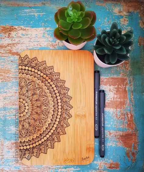 Mandala On Wooden Board, Mandala Art On Wooden Board, Semi Circle Mandala, Dotted Mandala, Circle Mandala, School Tables, Mandala Design Art, Mandala Drawing, Wooden Board