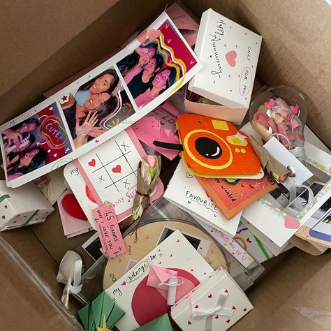 A box full of love ❤️ Handmade gifts>>>> Cute Box For Gifts, Cute Birthday Box Ideas, Gifts To Gift Your Best Friend, Gift Ideas With Pictures Diy, Craft Boyfriend Gifts, Gifts Of Love, Handmade Gifts Best Friend, Cute Cards Handmade, Cute Diy Gift Ideas For Best Friend