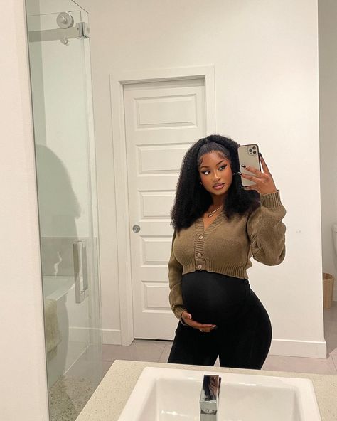 Maternity Outfits Black Women, Baddie Pregnancy Outfits, Hot Pregnancy Outfits, Give God The Glory, Pregnacy Fashion, Fall Maternity Outfits, Maternity Photography Poses Couple, Trendy Maternity Outfits, Pretty Pregnant