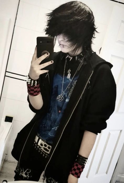 Evan bloodlust emo scene boy outfit myspace Emo Guys 2000s, Emo Outfits 2000s Men, Emo Outfits Masc, 200s Emo, Emo Boy Clothes, Emo Teen Boy, Emo Boys Outfits, Scene Boy Outfit, Emo Person