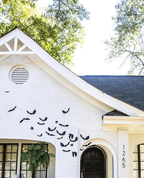 Best of the Web + Halloween House Bat DIY | Design*Sponge | Bloglovin Exterior Halloween Decorations, Halloween Exterior, Bat Diy, Halloween Tattoo, Design Sponge, Halloween Projects, Halloween Bats, Outdoor Halloween, Fete Halloween