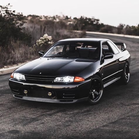 Old Japanese Cars, Interior Car Aesthetic, Car Aesthetic Night, Nissan Gtr R32, Car Aesthetic Interior, Nissan R32, R32 Gtr, Skyline R32, Gtr Car