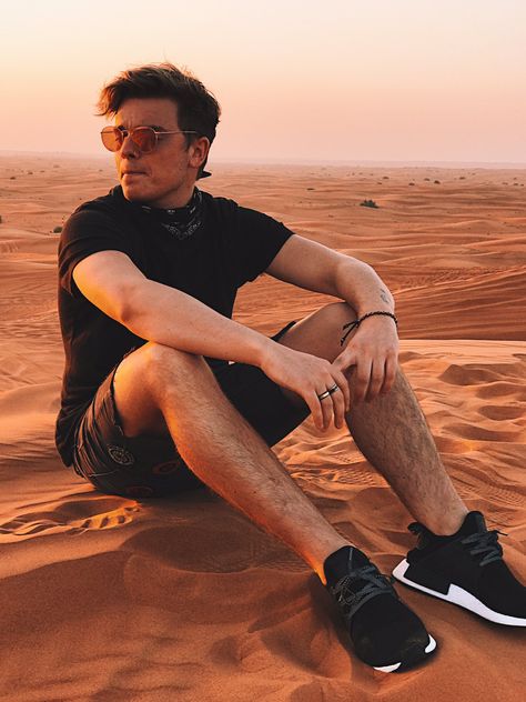 Dubai Men Outfit, Desert Photoshoot Outfit, Dubai Photography Ideas, Dubai Outfits Ideas, Dubai Gold Bangles, Aesthetic Desert, Desert Photoshoot Ideas, Dubai Photoshoot, Dubai Outfit