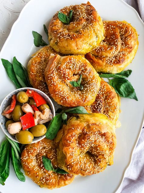 Turkish Pastry Recipes, Turkish Appetizers, Salty Pastries, Spinach Pastry, Turkish Pastry, Turkish Borek, Borek Recipe, Light Dinners, Savoury Pies