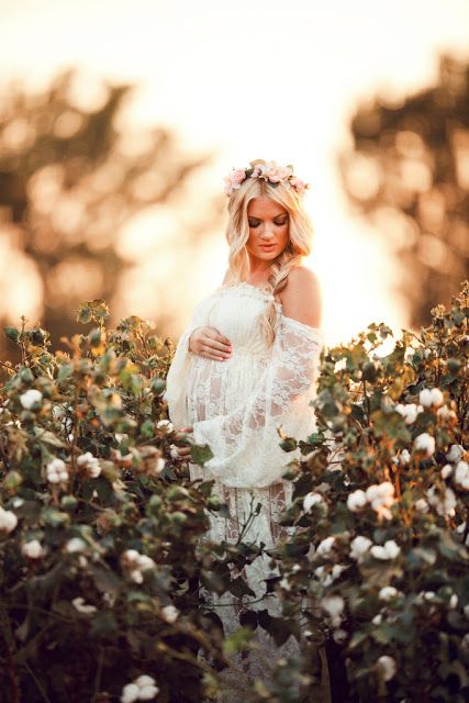 Maternity Photography Flower Crown, Maternity Shoot Props, Field Maternity Pictures, Pink Flower Crown, Pretty Photography, Maternity Photo Shoot, Maternity Inspiration, Fall Maternity, Maternity Photography Poses