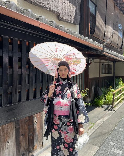 The kimono I wore in Kyoto during AFW ƪ(˘⌣˘)ʃ I’m never leaving Japan. Aesthetic Yukata, Wisteria Kimono, Kimono Aesthetic, Kimono Japan, Yukata, Tuba, May 17, Instagram Aesthetic, Kyoto