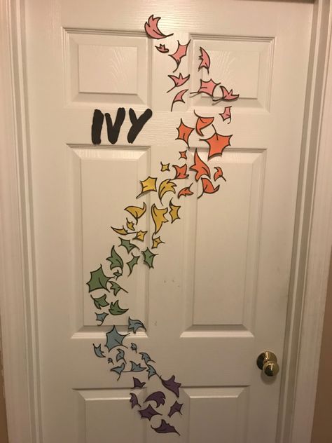 Heartstopper Leaves On Door, Heartstopper Art Room, Heartstopper Wall Decor Ideas, Heartstopper Wall Decoration, Heartstopper Bedroom Decor, Heart Stopper Room Ideas, Heartstopper Themed Room, Heartstopper Painting Ideas On Canvas, Heartstopper Diy Ideas