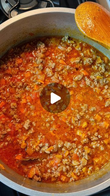 Recetas de Pilu on Instagram: "Salsa boloñesa, una salsa clásica, fácil y muy rica para acompañar las pastas! 🍝  Si la haces contame y si te gustó no te de olvides de darle amor para más recetas ❤️  Vas a necesitar: 🍝1 zanahoria  🍝500 g de carne picada  🍝1 cebolla  🍝1/2 morrón  🍝3 dientes de ajo  🍝500 g de tomate  🍝pimentón, tomillo, laurel, romero, pimienta y sal   Cocinar al menos 30 minutos semi tapada. Si vas a cocinar más tiempo, tapar para que no se evapore tanto líquido.   Que la disfrutes! 😘  #boloñesa #salsa #tomate #pasta #bolognese #receta #recetasfaciles #casero #delicia #hechoencasa #recipe" Pasta Bolognese, July 17, Pasta, On Instagram