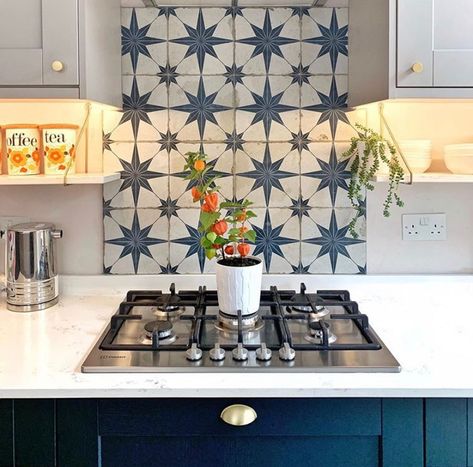 Hob Splashback Ideas, Lantern Plant, Hob Splashback, Chinese Lanterns Plant, Flat Kitchen, Kitchen Hob, Kitchen Splashback Tiles, Tile Splashback, Sunday Inspiration