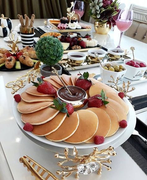 Brunch Set Up Ideas Classy, Bruch Idea, Brunch Items, Breakfast Platter, Party Food Buffet, Breakfast Party, Catering Ideas Food, Party Food Platters, Birthday Brunch