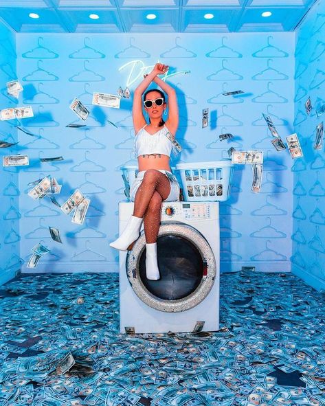 Money Photo Shoot Ideas, Fake Money Photoshoot, Money Photoshoot Ideas, Photography With Props, Photo Op Ideas, Money Photoshoot, Selfie Room, Prop Idea, Photo Shoot Model