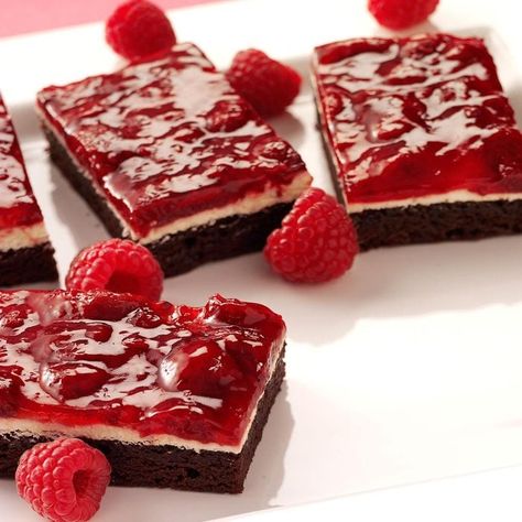 Raspberry Brownie Dessert, Brownies Raspberry, Brownie Raspberry, Raspberry Recipe, Raspberry Brownie, Candy Cane Dessert, Raspberry Pie Filling, Brownie Ideas, Brownie Desserts Recipes