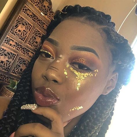 Gold Foil Makeup Looks, Gold Makeup, Gold Flakes, Face Painting, Makeup Inspiration, Carnival Face Paint, Makeup Looks, Fashion Show, Hoop Earrings