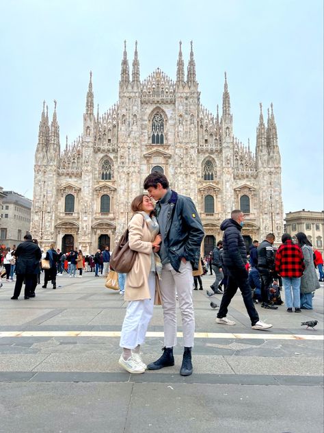 Milano Couple Photos, Rome Italy Couple Photos, Couple Travel Goals, Gelato Florence, Food To Try, Paris Couple, Instagram Couples, European Cities, Shotting Photo