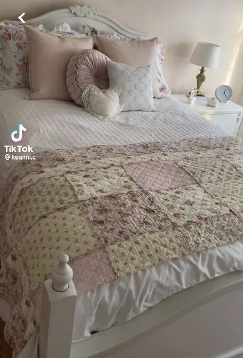 Coquette Quilt, Coquette Dorm, Quilt Aesthetic, Small Bedroom Inspiration, Pink Quilt, Bedroom Cozy, Shabby Chic Room, Room Redesign, Cozy Room Decor