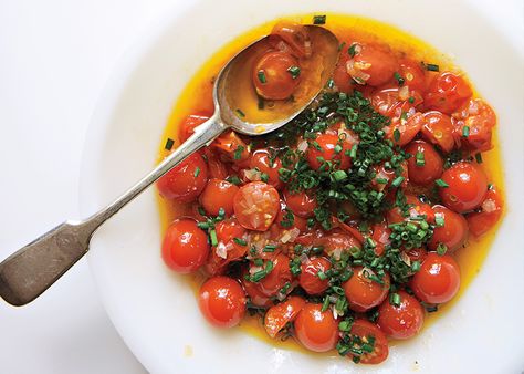 Cherry Tomato Vinaigrette - Bon Appétit Tomato Vinaigrette, Chives Recipe, Cherry Tomato Recipes, Cherry Tomato, Flank Steak, Idee Pasto Sano, Tomato Salad, Salad Dressing Recipes, Tomato Recipes