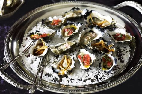 Oyster platter Platter Presentation, Oyster Platter, Christmas Finger Foods, Food Myths, Healthy Foods To Make, Oyster Recipes, Fresh Oysters, Health Nutrition, Party Food Appetizers