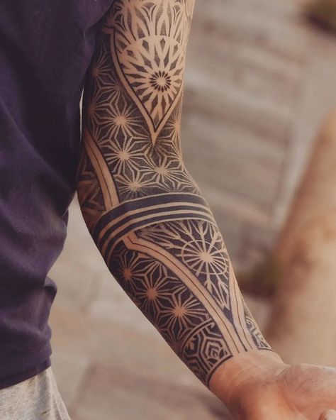 6ɾιʅιɳƙ | Détails de la manchette d'Enzo #tatouage #tattoo #ttt #geometrictattoo #ornementaltattoo #sleevetattoo #armtattoo #dotworktattoo #pattern… | Instagram Geometric Mandala Tattoo Men Forearm, Geometric Arm Tattoo Men, Arm Mandala Tattoo, Mandala Tattoo Mann, Geometric Pattern Tattoo, Geometric Tattoo Leg, Mandala Tattoo Meaning, Inside Of Arm Tattoo, Mandela Tattoo