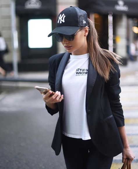 ❤️ New Era Cap Outfit Woman Style, New Era Hat Outfit Women, New Era Cap Outfit Woman, New Era Outfit, Trendy Mom Outfits, Look Con Short, 50th Clothing, Cap Outfit, Berlin Fashion Week