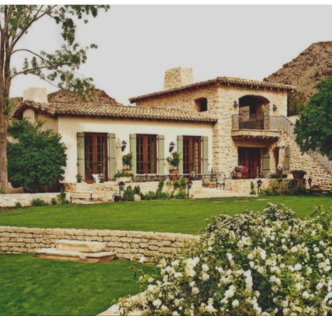 Tuscany Italy Architecture, Spanish Hacienda Exterior, Houses In Italy Countryside, Medaterain House, Spanish Countryside Home, Small Italian House Exterior, Italian Cottage Exterior, Italian Country Home Exterior, Italian Style Home Exterior