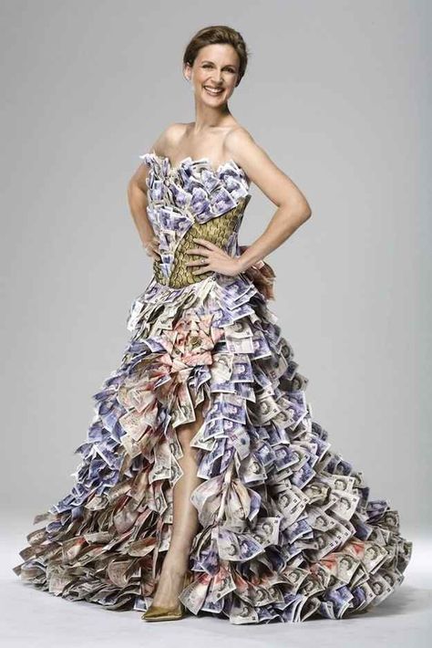 If a dress cost you £50,000, it better look like £50,000. | 17 Cleverest Crafts Made With Money Katie Derham, Kirigami Patterns, Stilt Costume, Dollar Dress, Money Dress, Recycled Dress, Paper Dress, Recycled Fashion, Dress Out