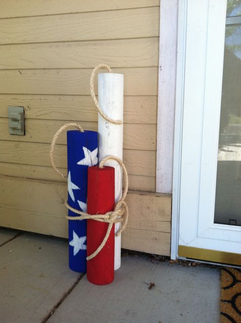 Porch Firecrackers Fence post cut to desired lengths, paint and rope. You will need to drill a 1-2 inch hole in the top to stick your rope in for the fuse. Americana Crafts, Flag Crafts, 4th July Crafts, July Ideas, Fence Posts, Fourth Of July Decor, July Decor, Patriotic Decor, Patriotic Crafts