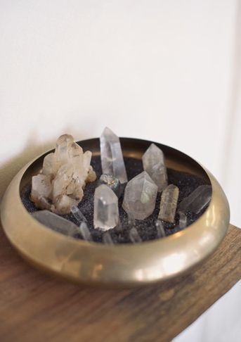 Crystal Collection Display, Feng Shui Garden Design, Geode Decor, Crystal Room, Crystal Altar, Crystal Shelves, Displaying Crystals, Crystal Garden, Hanging Crystals