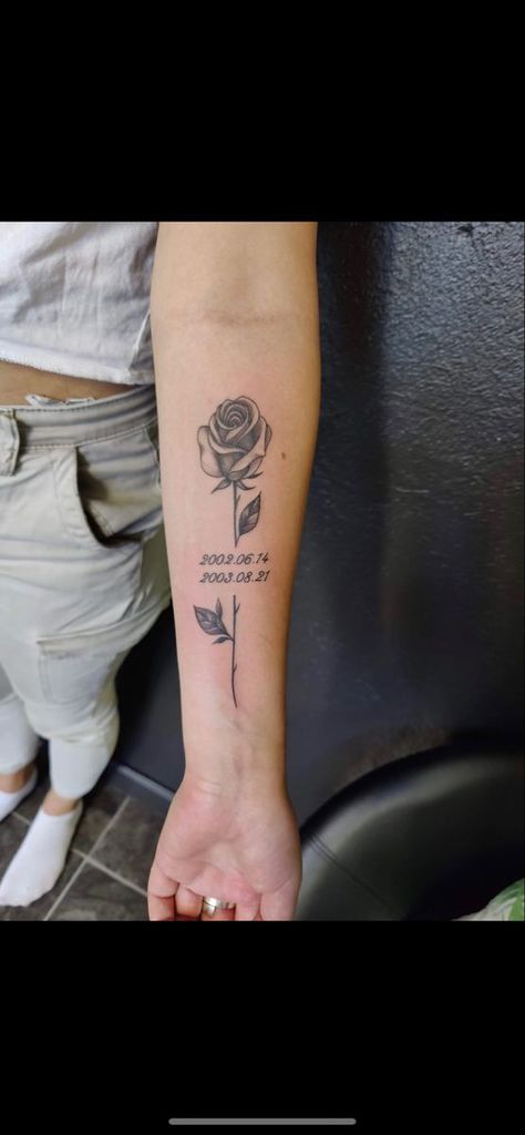 rosetattoo datumtatuering tattoo tattooideas siblinglove siblingtattoo Rip Rose Tattoo, Rose And Words Tattoo, Rose With Signature Tattoo, Rose Tattoo For Passed Loved Ones, 444 Rose Tattoo, Rose Memorial Tattoo Dads, Rose Tattoo With Date Of Birth, Tattoo Ideas For Your Grandma, Peace Rose Tattoo