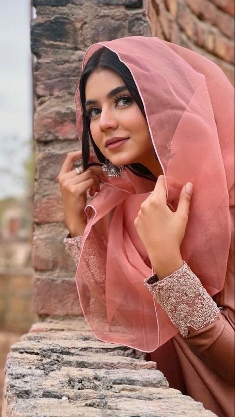 Areeka Haq Pics, Eid Pics Ideas, Eid Pics Poses, Hidden Face Aesthetic, Girls Dpz Stylish, Suit Poses, Areeka Haq, Eid Photoshoot Ideas, Eid Pics