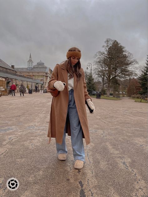 Long Camel Coat Outfits, Long Wool Coat Outfit, Tasman Outfit, Outfits With Ugg Boots, Ugg Tasman Outfit, Ugg Tasman Slippers Outfit, Wide Leg Jeans Winter, Tasman Slippers Outfits, Brown Coat Outfit