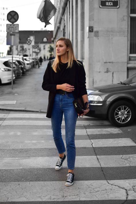 A fashion blog by Katarina Vidic. Get inspired by minimal laid back style and fashion photography. Modni blog. Blazer And Sneakers Outfit, Blazer With Sneakers, Converse Noir, Minimal Stil, How To Wear Blazers, Blue Jean Outfits, Style Aesthetic, Women's Jackets, Blazer Outfits