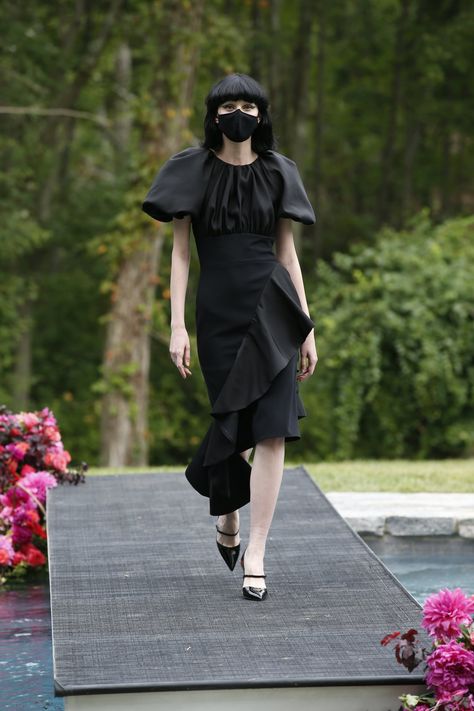 Christian Siriano's Spring 2021 Runway Show Was at His House Black Puff Sleeve Dress, Nyfw Runway, Puff Sleeve Dress, Christian Siriano, Puffed Sleeves Dress, Vogue Paris, Primavera Estate, New York Fashion, Evening Wear