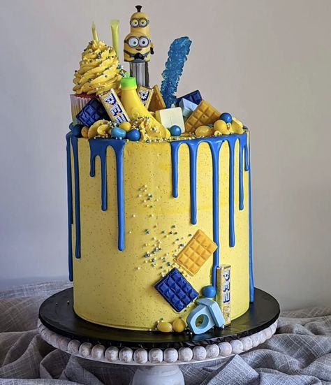 Minion Cake Design, Buttercream Drip Cake, Minion Treats, Buttercream Drip, Cake Lego, Minions Cake, Pokemon Birthday Cake, Minion Birthday Cake, Minions Party