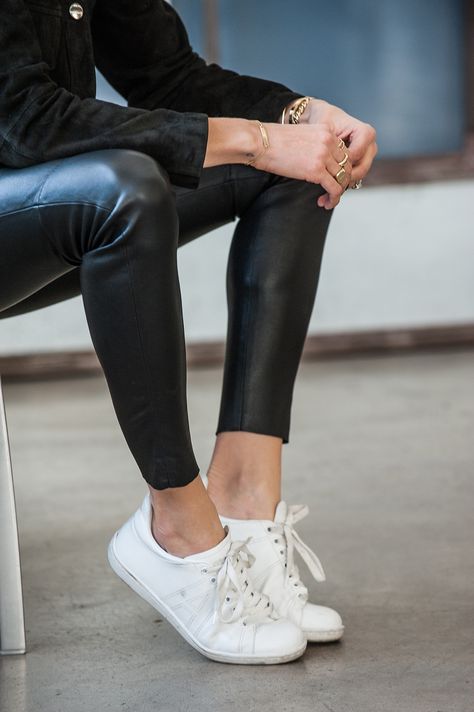 shoes to wear with leggings (51) Shoes With Leggings, Minimal Chic Style, Black Capri Leggings, Shoes Ideas, Sneakers Looks, Outfit Collage, Summer Attire, Chic Shoes, Outfit Trends