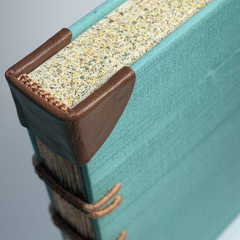 #encadernação #artesanato #couro #papel #arte #copta # longstitch #bookbinding #caderno #livro #encadernar #lembrancinhas #festas #album Exposed Spine Book Binding, Book Binding Design, Book Repair, Bookbinding Tutorial, Book Binding Diy, Binding Tutorial, Bookmaking, Book Arts, Decorative Stitching