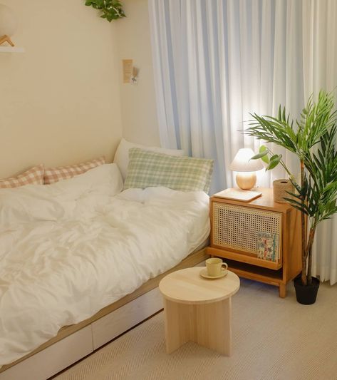 Turn your bedroom into a cozy haven! Mix checkered pillows, wooden furniture, and plants for a warm, aesthetic look. Korea Bedroom Aesthetic, Korean Room Aesthetic Small, Bedroom Aesthetic Cozy Minimalist, Korea Room Aesthetic, Korean Inspired Bedroom, Bedroom Korea, Kawaii Bed, Bedroom Korean, Beige Decoration