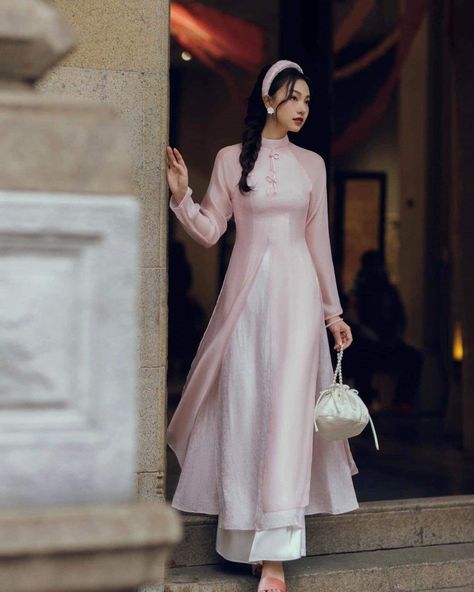 Vietnamese Ao Dai Traditional Dresses, Vietnamese Dress Ao Dai Modern, Ao Dai Aesthetic, Ao Dai Vietnamese, Modern Ao Dai, Chinese Fancy Dress, Thailand Dress, Traditional Gowns, Vietnamese Traditional Dress