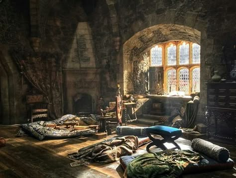 Dragonstone Castle, Medieval Bedroom, Castle Rooms, Castle Bedroom, Game Of Thrones Art, Fantasy Castle, Fantasy Setting, Fantasy Places, Fantasy Aesthetic