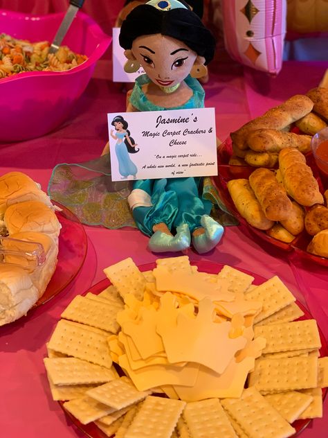 Disney princess party Princess 3rd Birthday Party Food, Princess Veggie Tray Ideas, Disney Princess Birthday Food, Princess Theme Birthday Party Food, Food For Princess Birthday Party, Princess Food Ideas For Kids, Disney Princess Themed Food, Princess Party Food Table, Princess Food Ideas