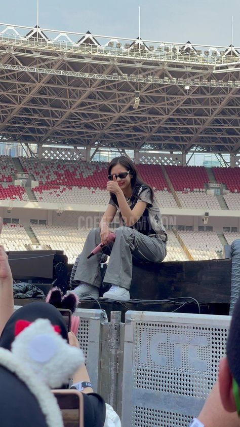 [230312] JENNIE || 'BORN PINK' WORLD TOUR SOUNDCHECK IN JAKARTA, INDONESIA (D-2) Jennie Boyish Style, Jennie Kim Outfits, Kim Outfits, Baggy Outfit Ideas, Boyish Style, Luxury Lifestyle Girly, Pink Tour, Fashion Vocabulary, Everyday Fashion Outfits