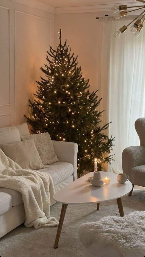 Aesthetic Christmas House Interior, Aesthetic Christmas Decor Living Room, Christmas Aesthetic Neutral, Christmas Tree With No Ornaments, Simple Christmas Aesthetic, Minimalistic Christmas Decor, Natal Aesthetic, Beige Christmas, Neutral Christmas Decor