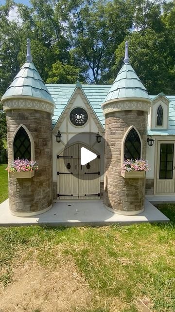 Inside Kids Playhouse, Playhouse Outdoor Diy, Diy Playhouse Outdoor, Little Tikes Playhouse Makeover, Playhouse Interior Ideas, Big Playhouses, Simple Playhouse, Wood Castle, Playhouse Interior